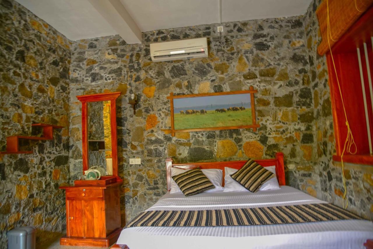 Lake Villa Resort Тиссамахарама Экстерьер фото