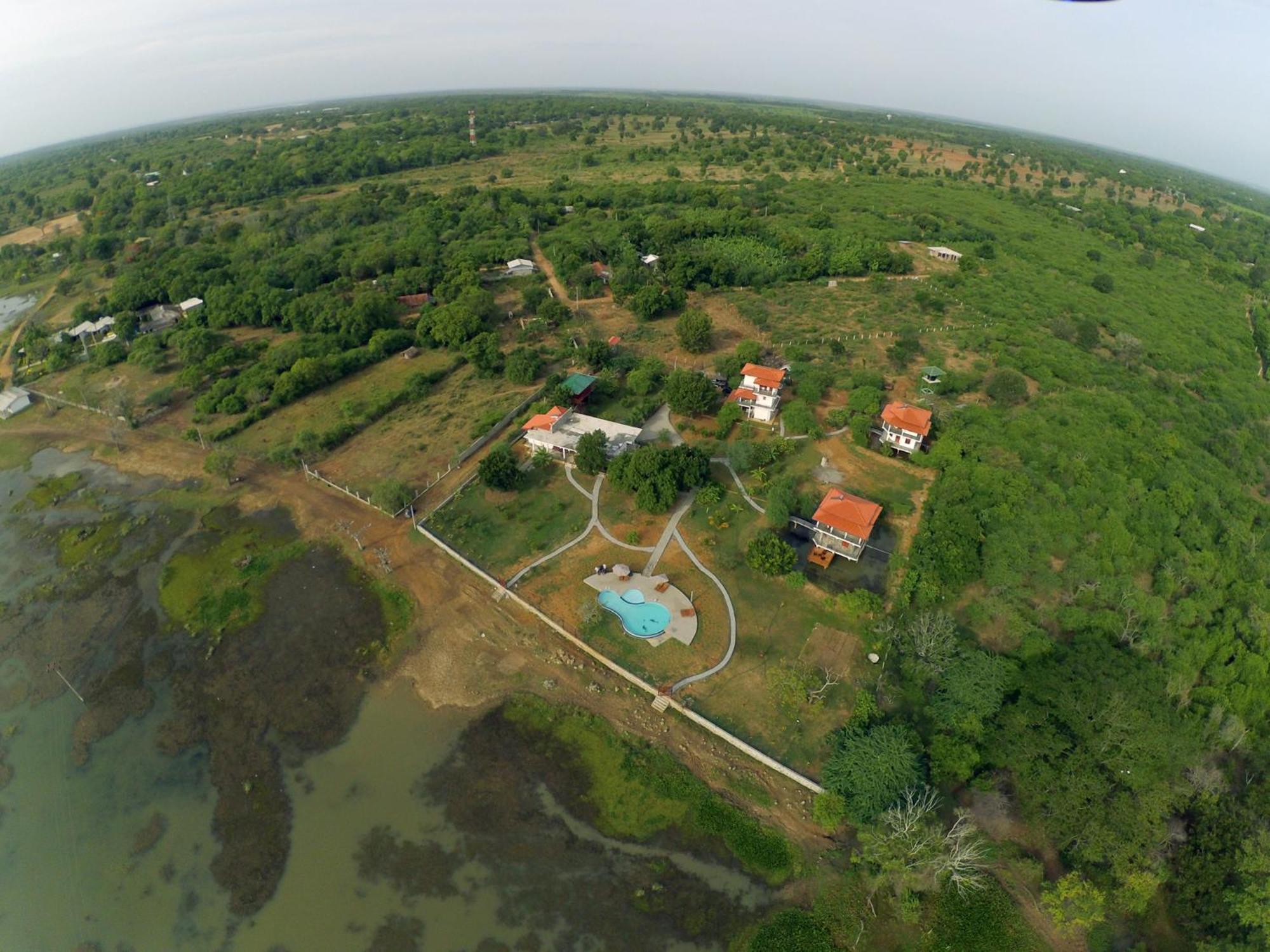 Lake Villa Resort Тиссамахарама Экстерьер фото