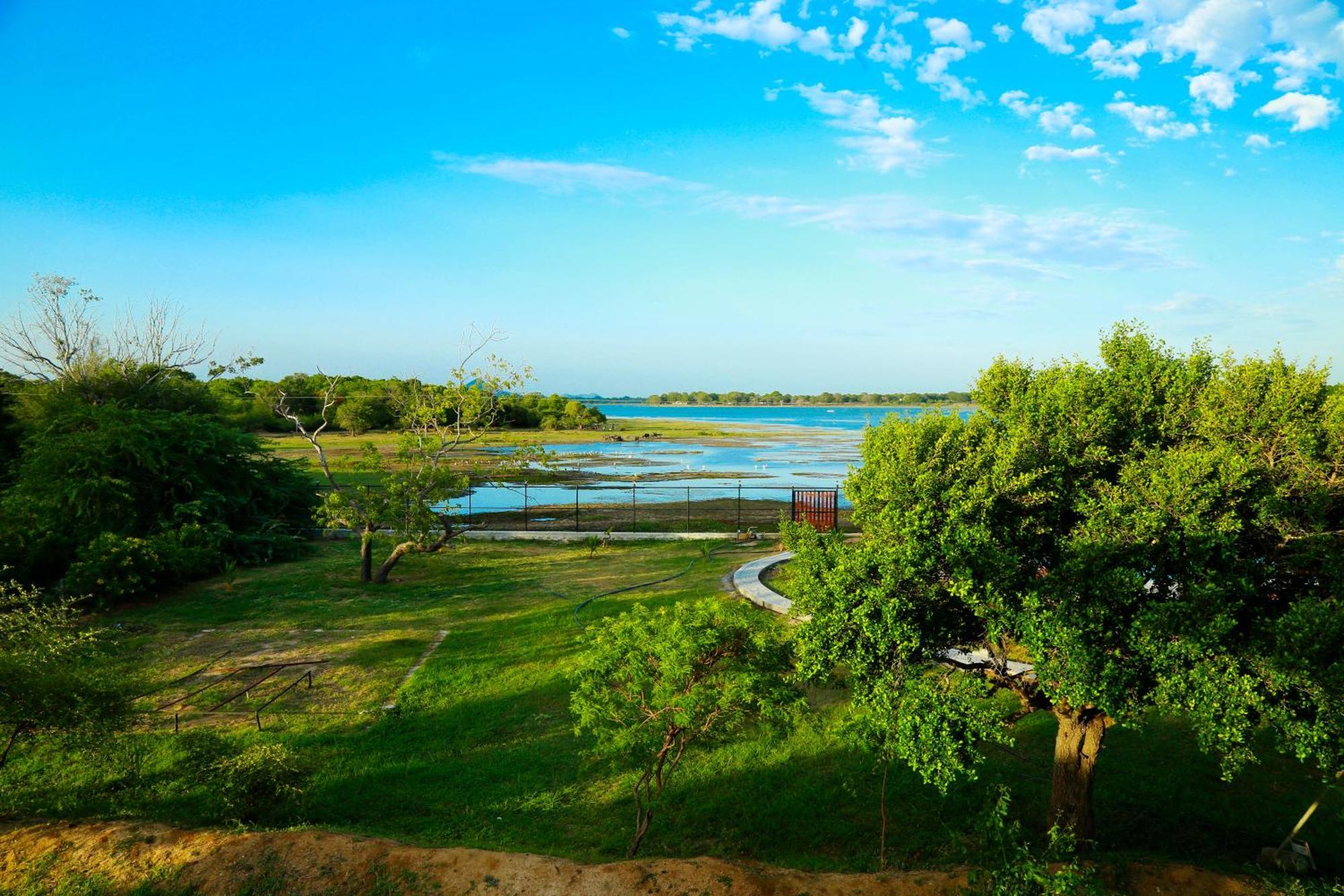 Lake Villa Resort Тиссамахарама Экстерьер фото