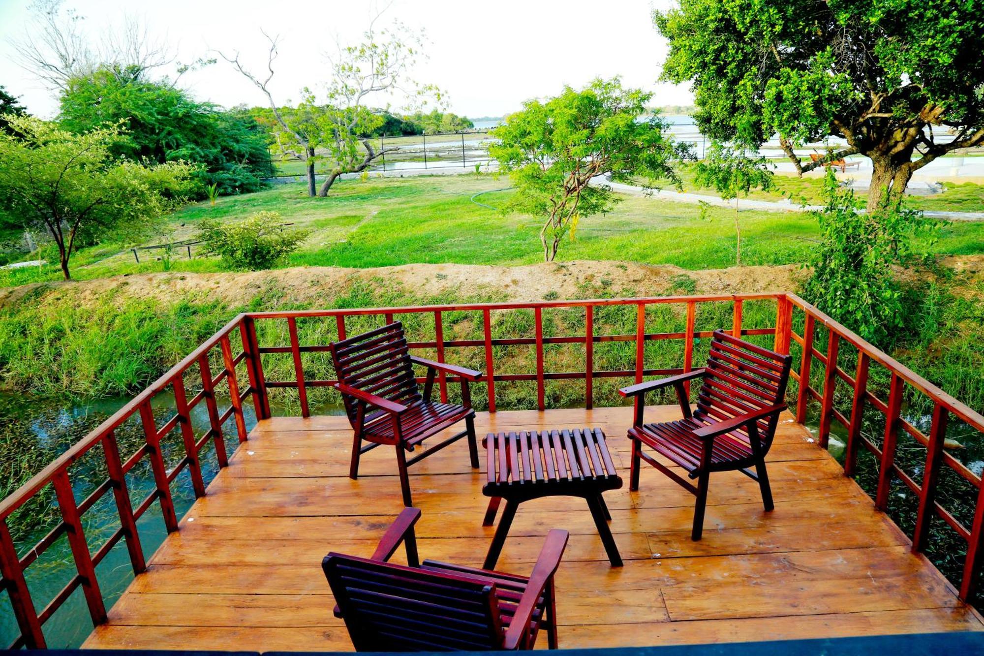 Lake Villa Resort Тиссамахарама Экстерьер фото
